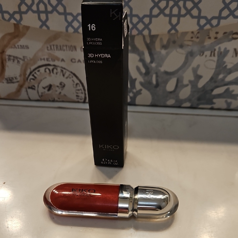 3D Hydra Lip Gloss in Black Packaging - Picture 2 of 14